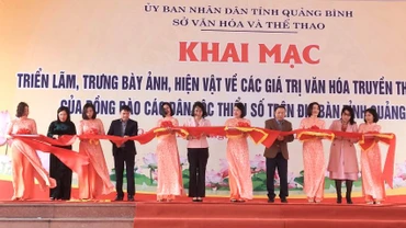 Các đại biểu cắt băng khai trương triển lãm, trưng bày ảnh, hiện vật về văn hóa truyền thống của đồng bào dân tộc thiểu số Quảng Bình.