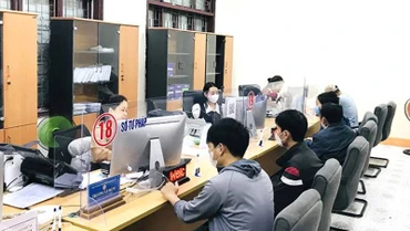 Người dân đến giao dịch tại Trung tâm phục vụ hành chính công tỉnh Quảng Bình. (Ảnh minh họa) 