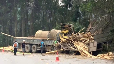Vụ tai nạn trên đường Xuyên Á tại tỉnh Quảng Bình chiều nay làm 2 người chết, 1 người bị thương.