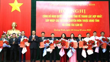 Lãnh đạo tỉnh Quảng Bình trao các quyết định về công tác cán bộ sau khi hợp nhất, sáp nhập các cơ quan chuyên môn của tỉnh