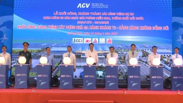 Các đại biểu thực hiện nghi thức khởi công dự án Nhà ga T2 - Cảng hàng không Đồng Hới.