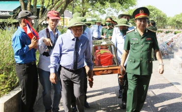 Đại diện lãnh đạo tỉnh Quảng Bình tiễn đưa hài cốt liệt về nơi an nghỉ tại Nghĩa trang Ba Dốc.