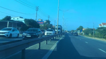 Quốc lộ 1 đoạn qua cầu Gianh ùn ứ phương tiện theo chiều từ bắc vào nam.