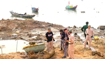 Nhân viên Dự án MAG Quảng Bình xử lý an toàn quả bom lớn sau chiến tranh ở ven sông Nhật Lệ, thành phố Đồng Hới