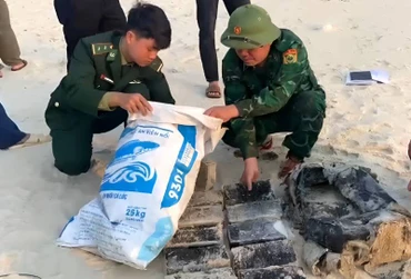 Bộ đội Biên phòng Quảng Bình thu gom ma túy trôi dạt trên bãi biển xã Ngư Thủy Bắc, huyện Lệ Thủy.