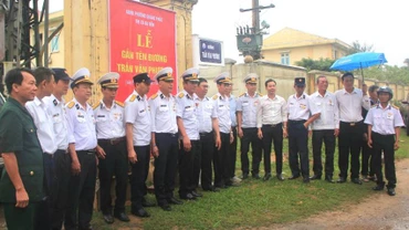 Quang cảnh lễ gắn tên đường Anh hùng liệt sĩ Trần Văn Phương tại quê nhà Quảng Bình.