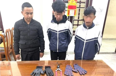 Nhóm đối tượng đập phá kính xe ô-tô trộm cắp tài sản bị công an Đồng Hới bắt giữ.