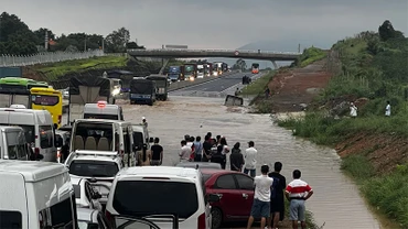 Khoảng 4 giờ 30 phút ngày 29/7, cao tốc Phan Thiết-Dầu Giây bị ngập tại vị trí Km25+419, huyện Hàm Tân, Bình Thuận.