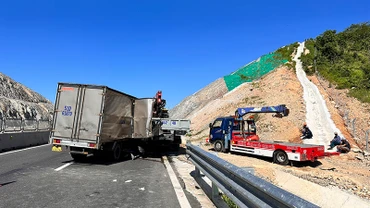 Hiện trường vụ tai nạn xảy ra ngày 6/8 tại Km199 cao tốc Vĩnh Hảo-Phan Thiết, thuộc địa bàn xã Hồng Liêm, huyện Hàm Thuận Bắc, tỉnh Bình Thuận.