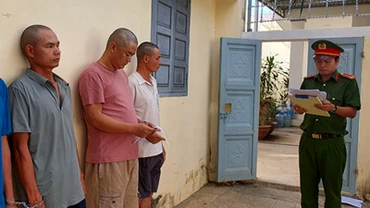 Cơ quan Cảnh sát điều tra Công an huyện Bắc Bình, Bình Thuận tống đạt các Quyết định khởi tố bị can các đối tượng khai thác vàng trái phép.
