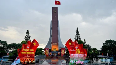 Lễ thắp nến tri ân các Anh hùng liệt sĩ được tổ chức tại Nghĩa trang Liệt sĩ tỉnh Bình Thuận (Ảnh: Đình Châu)