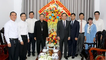 Phó Thủ tướng Trần Lưu Quang (thứ 5, bên phải qua) cùng đại diện các ban, ngành Trung ương và tỉnh Bình Thuận thăm và chúc mừng Giáng sinh năm 2023 tại Tòa Giám mục Giáo phận Phan Thiết.