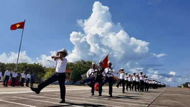 Lễ diễu binh trên đảo Trường Sa Lớn.