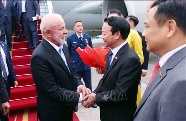 Bộ trưởng Nông nghiệp và Môi trường Đỗ Đức Duy đón Tổng thống Brazil Luiz Inácio Lula da Silva tại Sân bay quốc tế Nội Bài, Hà Nội. 
