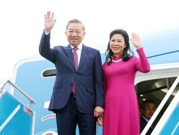 Sáng 9/3, Tổng Bí thư Tô Lâm và Phu nhân Ngô Phương Ly cùng Đoàn đại biểu cấp cao Việt Nam rời Thủ đô Hà Nội, lên đường thăm cấp Nhà nước tới Cộng hòa Indonesia, thăm chính thức Ban Thư ký ASEAN và thăm chính thức Singapore từ ngày 9-13/3/2025. (Ảnh: Thống Nhất/TTXVN)