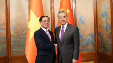 Đồng chí Bùi Thanh Sơn bắt tay đồng chí Vương Nghị.