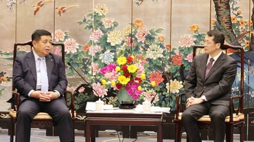 Phó Thủ tướng Chính phủ Nguyễn Chí Dũng (trái) hội kiến với đồng chí Trương Hổ, Phó Tỉnh trưởng Thường trực tỉnh Quảng Đông. 