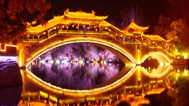 Một cây cầu bắc qua dòng kênh đào.
