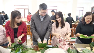 Đại sứ Phạm Thanh Bình và Phu nhân Hoàng Thị Hương Giang tham gia gói bánh chưng.