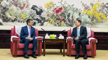 Đại sứ Phạm Thanh Bình chào xã giao Hội trưởng Hội hữu nghị đối ngoại nhân dân Trung Quốc Dương Vạn Minh.