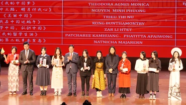 Ông Hoàng Mai Diễn, Bí thư thứ nhất Đại sứ quán Việt Nam tại Trung Quốc trao giải cho các lưu học sinh giành giải Triển vọng.