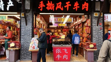Một cửa hàng bán thịt bò khô “Trương Phi” ở cổ trấn.