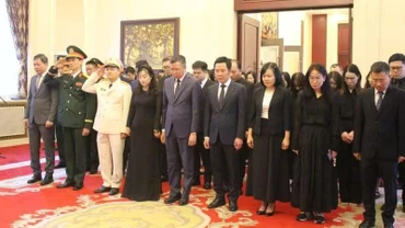 Đại sứ Phạm Thanh Bình cùng tập thể cán bộ, nhân viên Đại sứ quán Việt Nam tại Trung Quốc vĩnh biệt đồng chí Trần Đức Lương. 