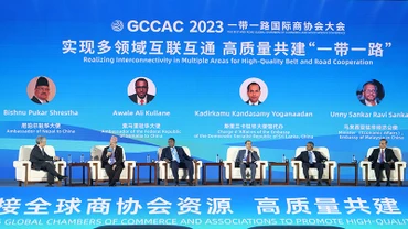 Các đại biểu tham luận tại tọa đàm bàn tròn ở Hội nghị. 