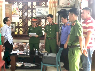 Cơ quan Cảnh sát điều tra Công an tỉnh Đắk Lắk thi hành lệnh khám xét nơi ở của ông Văn Đức Lư, nguyên Tổng Giám đốc Công ty Trách nhiệm hữu hạn một thành viên Cao su Đắk Lắk.