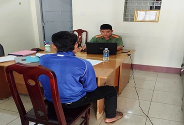 Cán bộ Phòng an ninh mạng Công an tỉnh Đắk Lắk làm việc với một đối tượng đăng tải thông tin sai sự thật trang mạng xã hội.
