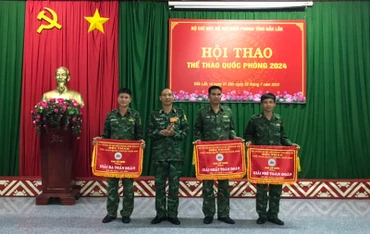 Đại tá Nguyễn Công Tuấn, Phó Chỉ huy trưởng kiêm Tham mưu trưởng trao giải Nhất, Nhì, Ba toàn đoàn cho Đồn Biên phòng Sêrêpốk, khối cơ quan Bộ Chỉ huy và Đồn Biên phòng Yok Đôn.