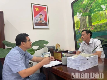 Bí thư Huyện ủy Krông Búk Nguyễn Hải Đông trao đổi với phóng viên Báo Nhân Dân về những thực trạng và giải pháp xử lý vụ việc xây dựng Hội trường thôn Kty 5, xã Chứ Kbô trên đất rừng và chắn ngang trước lô đất của người dân. 