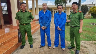 2 đối tượng Nguyễn Văn Vĩnh và Trần Văn Tùng bị Công an bắt giữ.