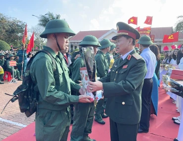 Trung tướng Thái Đại Ngọc, Ủy viên Trung ương Đảng, Tư lệnh Quân khu 5 tặng hoa và quà tiễn thanh niên thị xã Buôn Hồ lên đường nhập ngũ.