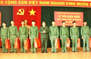 Lãnh đạo Bộ đội Biên phòng tỉnh Đắk Lắk tặng quà quân nhân hoàn thành nghĩa vụ quân sự. Ảnh: Việt Đức