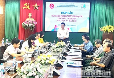 Giám đốc Sở Giáo dục và Đạo tạo tỉnh Đắk Lắk Phạm Đăng Khoa, Phó Trưởng Ban Thường trực Ban tổ chức Hội khỏe Phù Đổng toàn quốc lần thứ X, khu vực IV năm 2024 tại tỉnh Đắk Lắk phát biểu tại biểu họp báo.