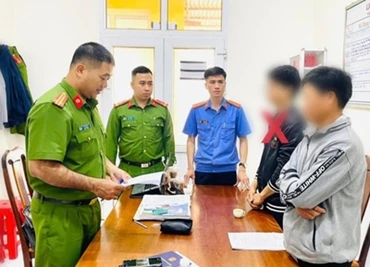 Cơ quan Cảnh sát điều tra Công an huyện Ea H'leo tống đạt quyết định khởi tố bị can, thi hành lệnh bắt tạm giam đối với Nguyễn Quốc Huy về hành vi "Hủy hoại rừng". (Ảnh: Công an tỉnh Đắk Lắk)