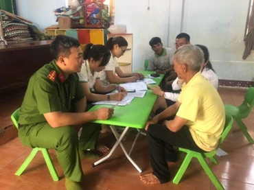 Lực lượng Công an ở Đắk Lắk tuyên truyền, vận động nhân dân nâng cao cảnh giác trước tình hình nhiều đối tượng giả danh công an tỉnh gọi điện để lừa đảo chiếm đoạt tài sản.