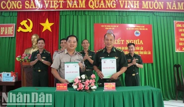 Lãnh đạo Cục Thi hành án dân sự tỉnh Đắk Lắk và Đồn Biên phòng Ia Rvê ký kết giao ước kết nghĩa.