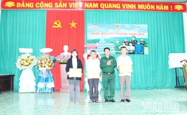 Thượng tá Rơ Lan Ngân, Phó Chính ủy Bộ đội Biên phòng tỉnh Đắk Lắk trao giấy khen cho các cá nhân có nhiều thành tích trong thực hiện Ngày hội Biên phòng toàn dân, giai đoạn 2019-2024.