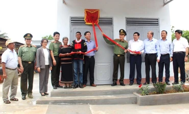 Các đại biểu bàn giao căn nhà tặng hộ ông Y Krêch Ađrơng trú tại buôn Kna A, xã Cư M’gar, huyện Cư M'gar.