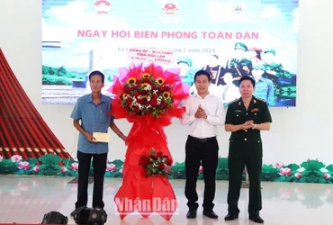 Đại tá Đỗ Quang Thấm, Chính ủy Bộ đội Biên phòng tỉnh Đắk Lắk tặng lãng hoa chúc mừng Ngày Biên phòng toàn dân năm 2024 cho lãnh đạo xã Ea Bung, huyện Ea Súp.