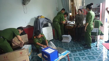 Khám xét nơi ở của 2 đối tượng, cơ quan Công an đã thu giữ nhiều tang vật, tài liệu có liên quan. 