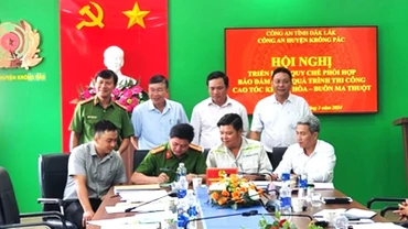 Đại diện Ban Quản lý dự án đầu tư xây dựng công trình giao thông và nông nghiệp phát triển nông thôn tỉnh Đắk Lắk, các nhà thầu và Công an huyện Krông Pắc ký kết quy chế phối hợp bảo đảm an ninh trật tự.
