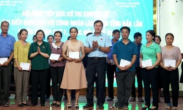 Bí thư Trung ương Đảng, Trưởng Ban Dân vận Trung ương, đại biểu Quốc hội khóa XV Bùi Thị Minh Hoài và lãnh đạo Hội đồng nhân dân tỉnh Đắk Lắk tặng quà cho các công nhân, lao động có hoàn cảnh khó khăn.