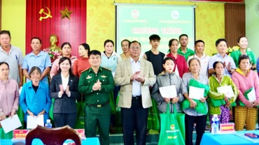 Đại diện lãnh đạo Bộ Chỉ huy Bộ đội Biên phòng tỉnh và Hội Nông dân tỉnh trao quà tặng các gia đình hội viên nông dân khó khăn.
