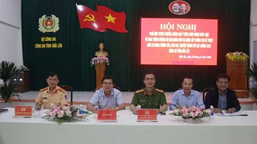 Đại diện các cơ quan báo chí của tỉnh và các cơ quan, văn phòng đại diện các Báo Trung ương đóng trên địa bàn và lãnh đạo Công an tỉnh Đắk Lắk ký biên bản thống nhất cơ chế phối hợp cung cấp thông tin liên quan đến công tác bảo đảm trật tự an toàn giao thông.