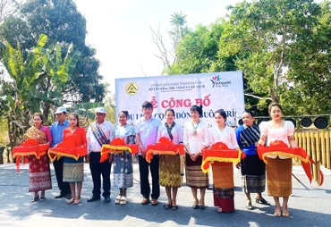 Các đại biểu cắt băng công bố du lịch cộng đồng đối với buôn Trí, xã Krông Na, huyện Buôn Đôn, tỉnh Đắk Lắk.