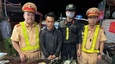 Đối tượng Vũ Xuân Hoàng và tang vật bị bắt giữ.