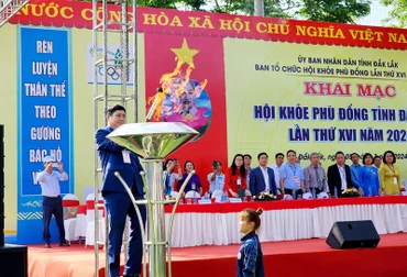 Giám đốc Sở Giáo dục và Đào tạo tỉnh Đắk Lắk Phạm Đăng Khoa, Trưởng Ban tổ chức Hội khỏe Phù Đổng tỉnh Đắk Lắk lần thứ XVI năm 2024 thắp ngọn đuốc truyền thống của Hội khỏe Phù Đổng.